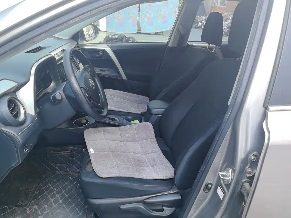 Toyota RAV4 — миниатюра 8