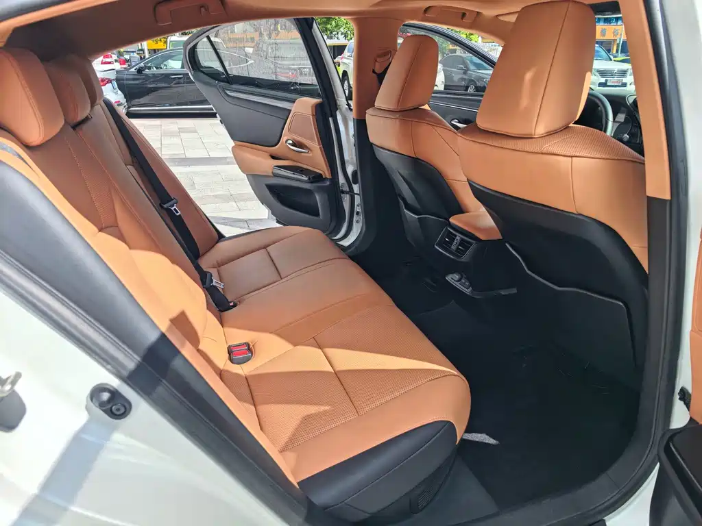 Lexus ES — миниатюра 11
