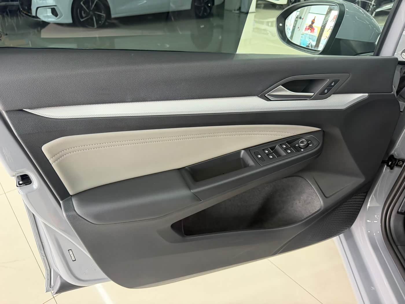 Volkswagen Golf 1.4 л 2023 г. Серебристо-серый, пробег 22000 км