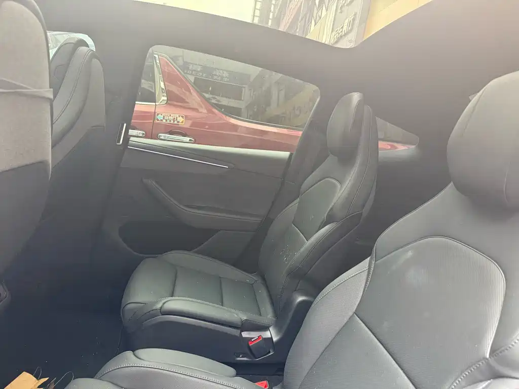 Tesla Model Y L 2025
