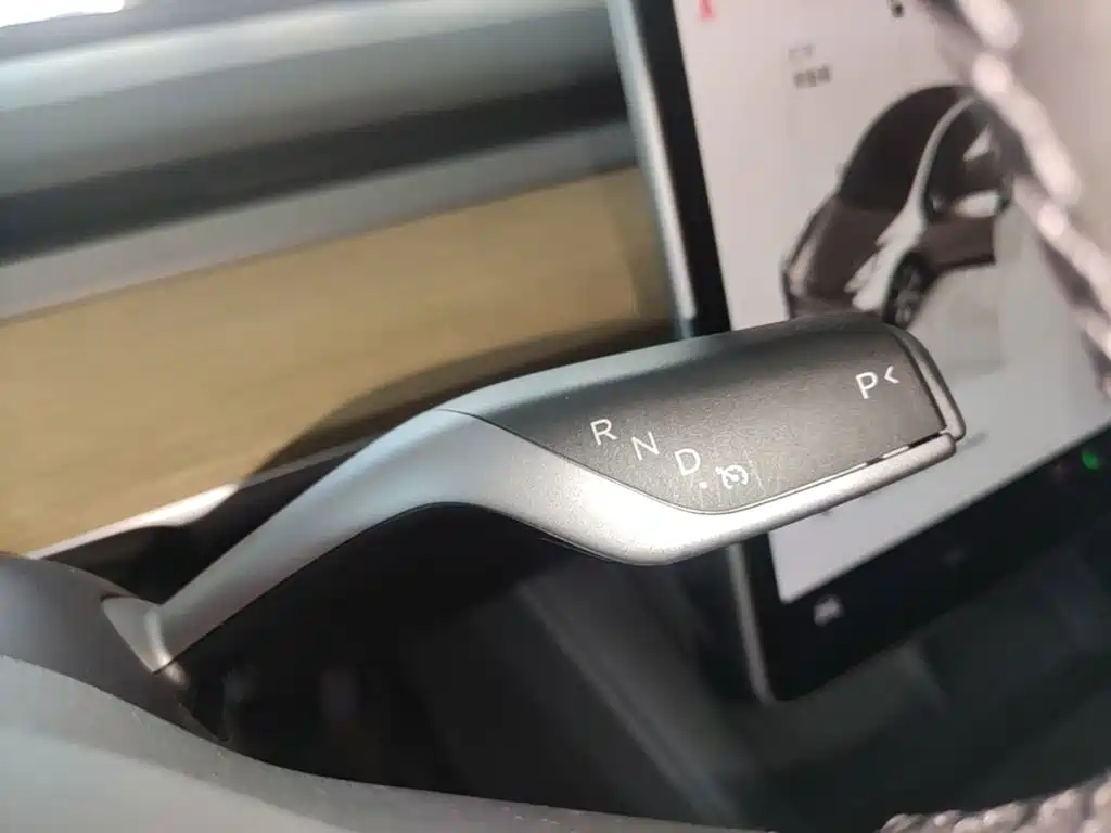 Tesla Model Y — миниатюра 14