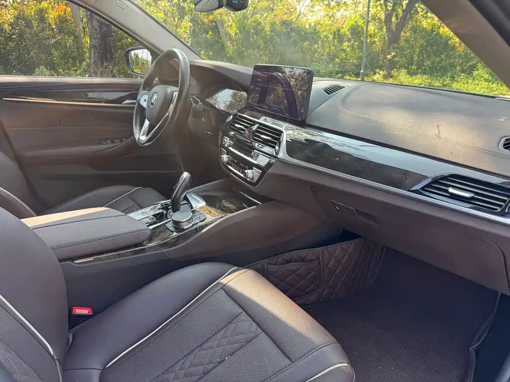 BMW 5 Series — миниатюра 13
