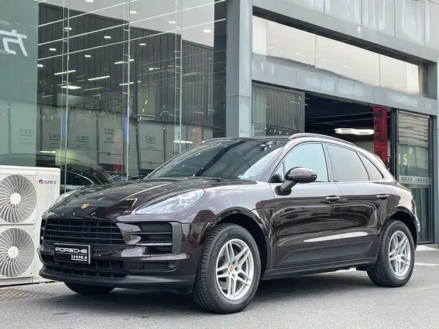 PORSCHE MACAN