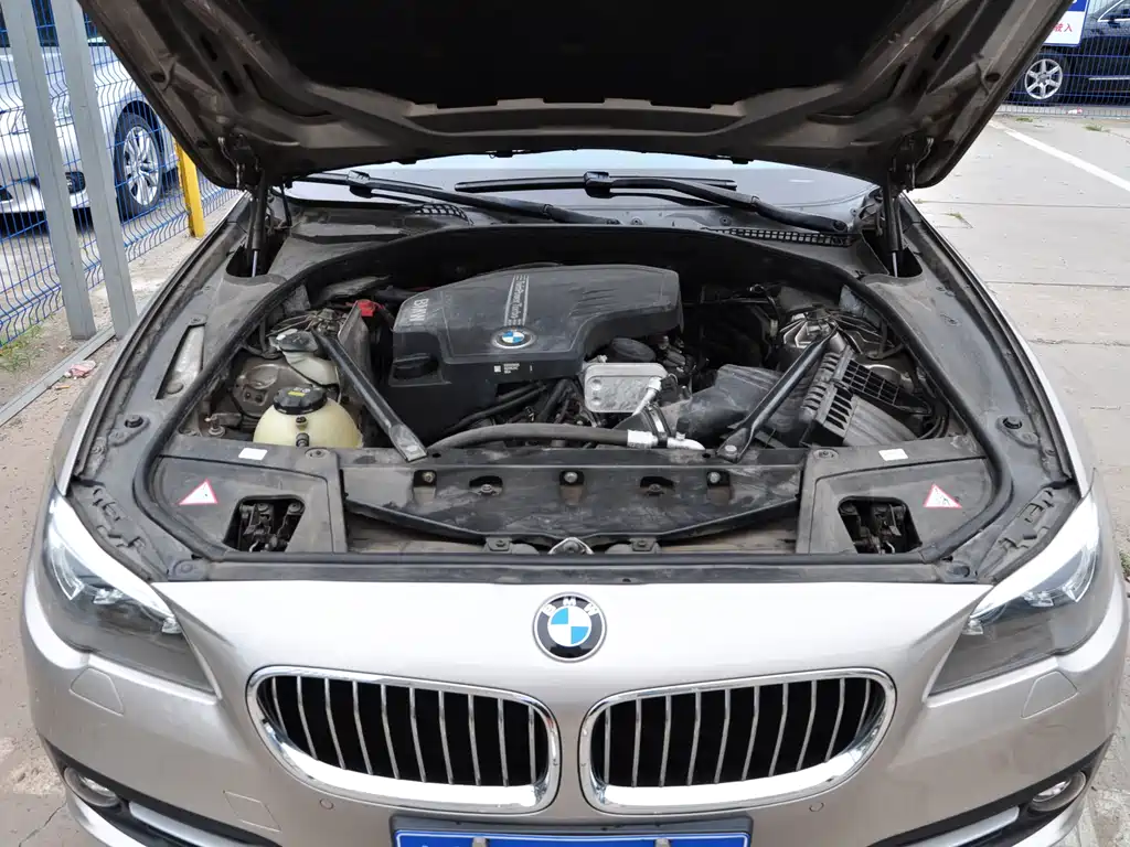 BMW 5 Series — миниатюра 13