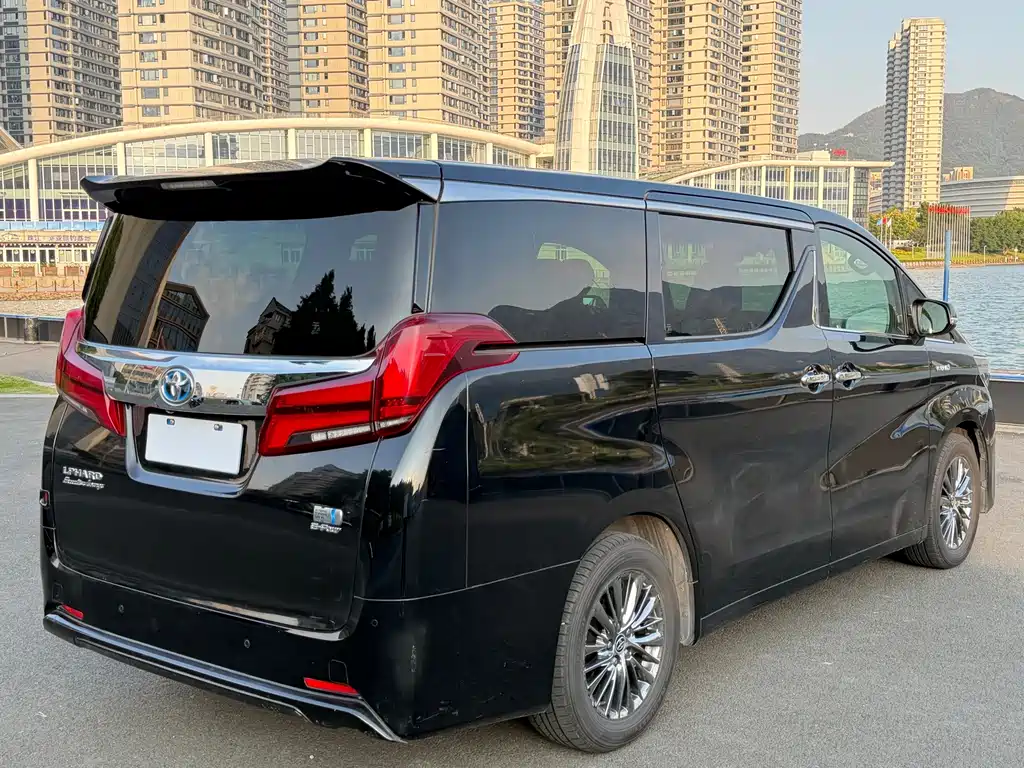 Toyota Alphard — миниатюра 7