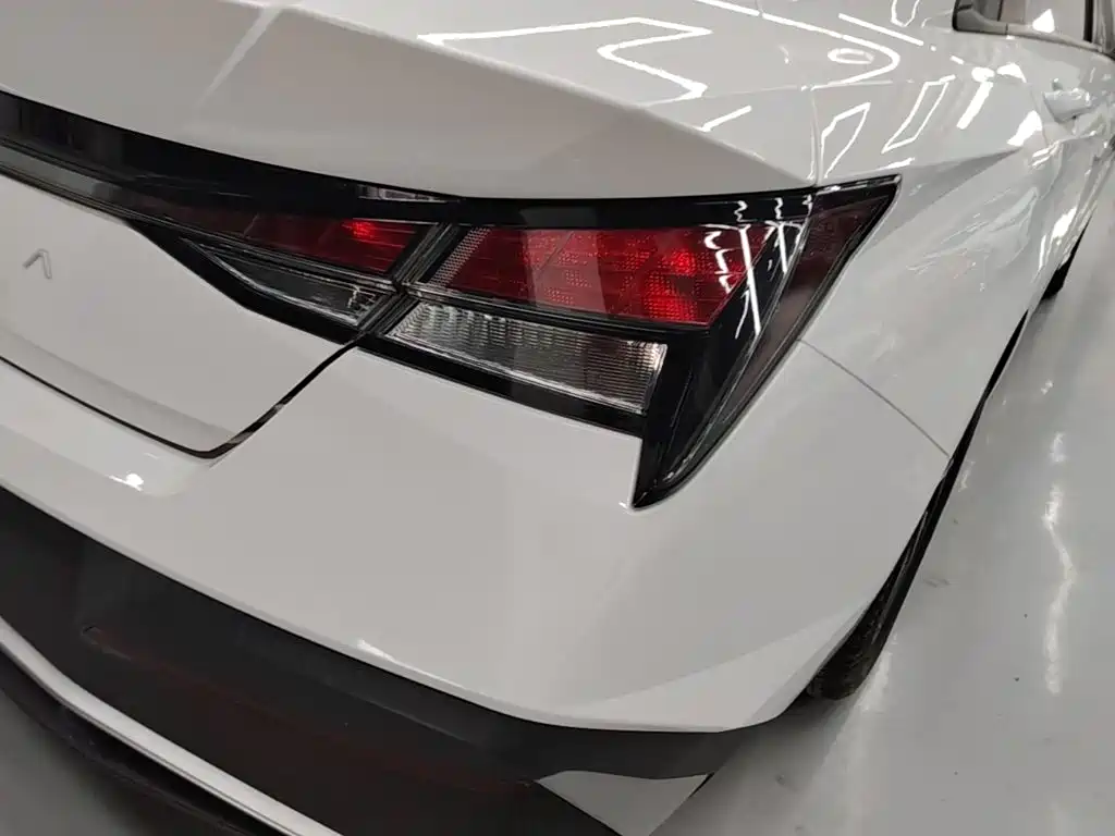 Hyundai Elantra — миниатюра 8