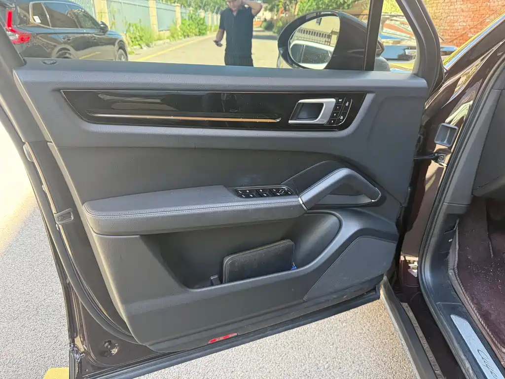 Porsche Cayenne — миниатюра 8