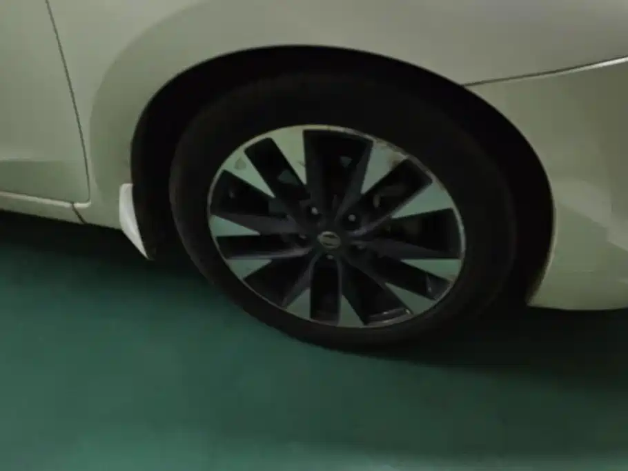 Nissan Bluebird — миниатюра 6
