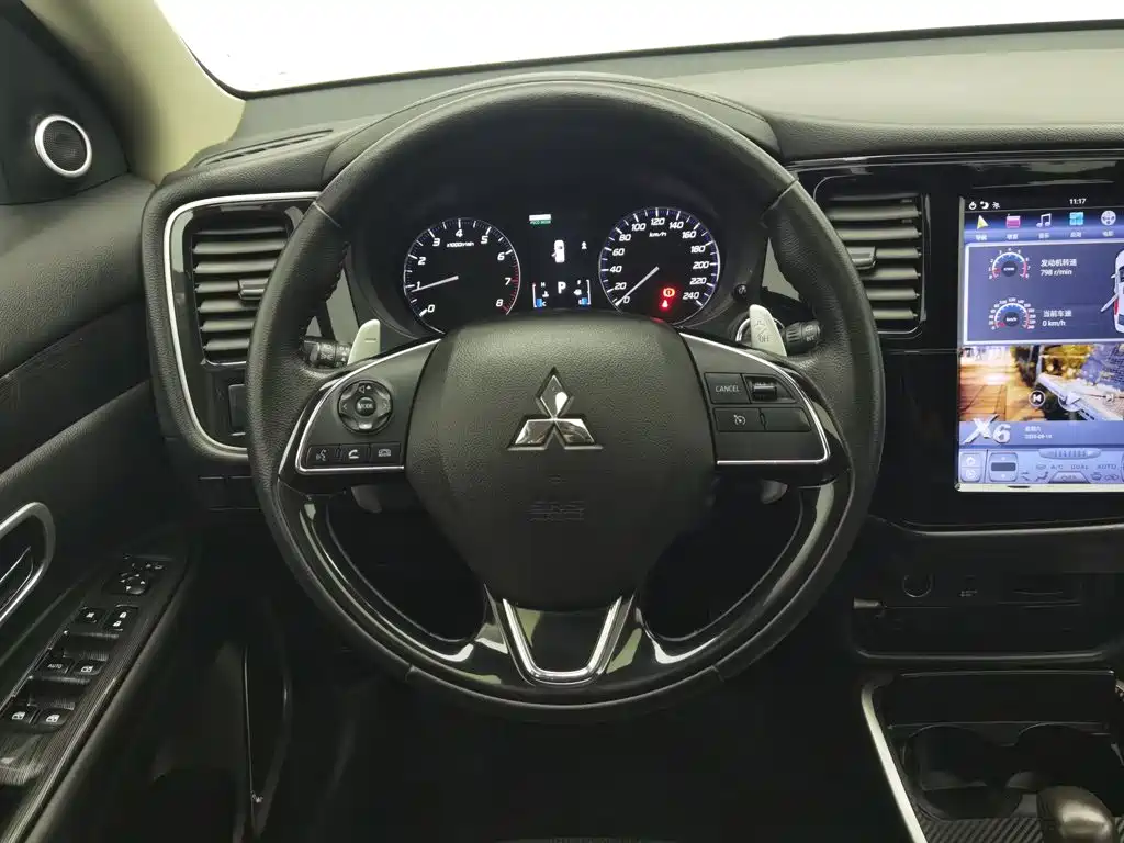 Mitsubishi Outlander — миниатюра 11