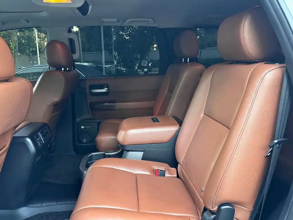 Toyota Sequoia — миниатюра 8