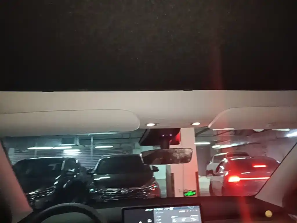 Tesla Model Y — миниатюра 18