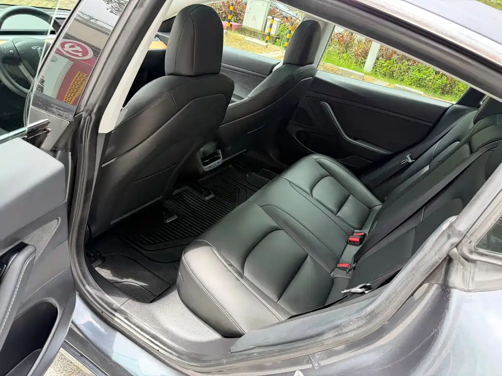 Tesla Model 3 — миниатюра 7