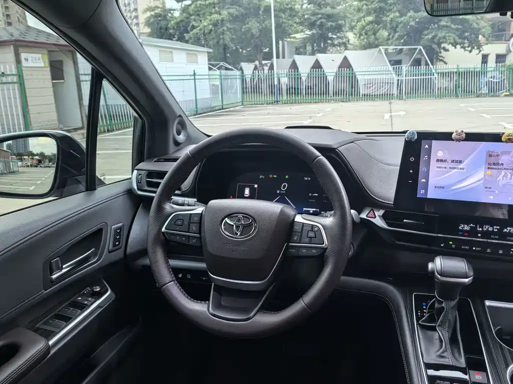 Toyota Sienna — миниатюра 15