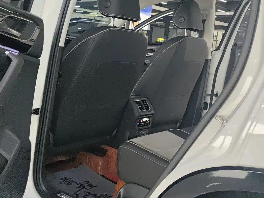 Volkswagen X — миниатюра 5