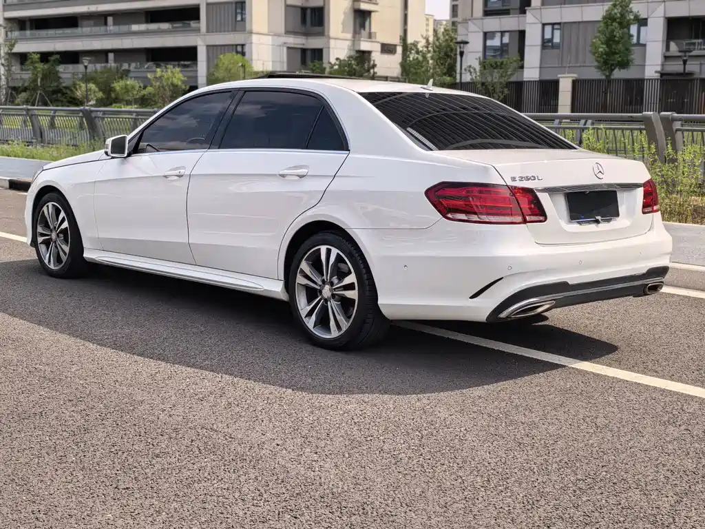 Mercedes-Benz E-Class — миниатюра 5