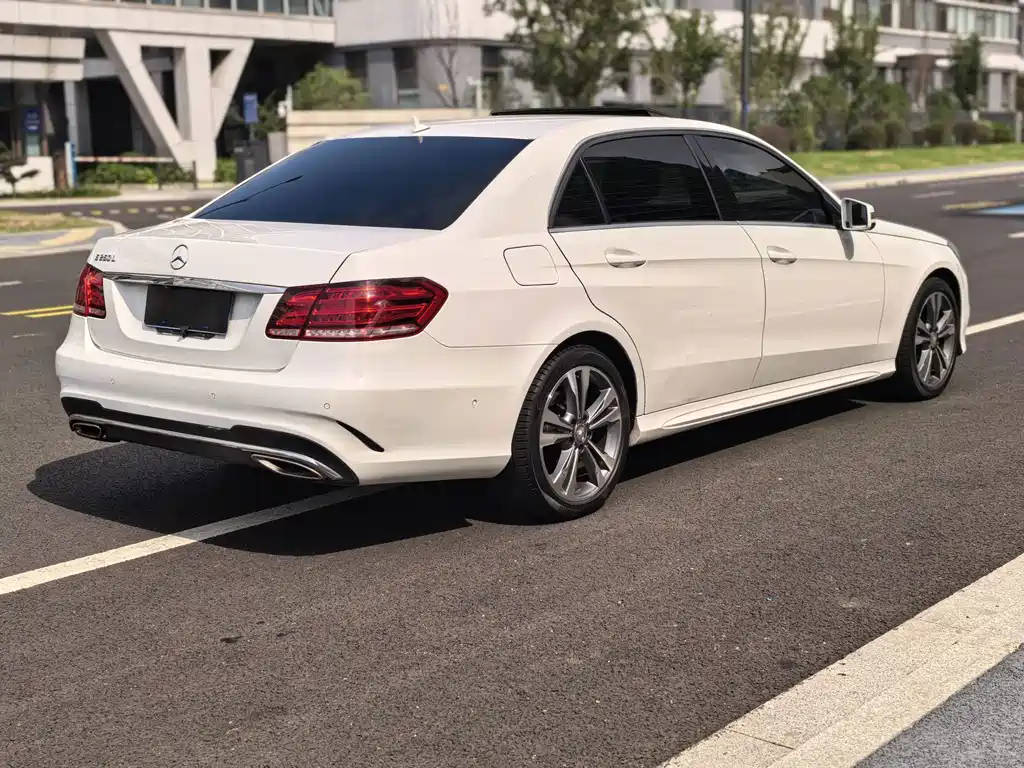 Mercedes-Benz E-Class — миниатюра 7