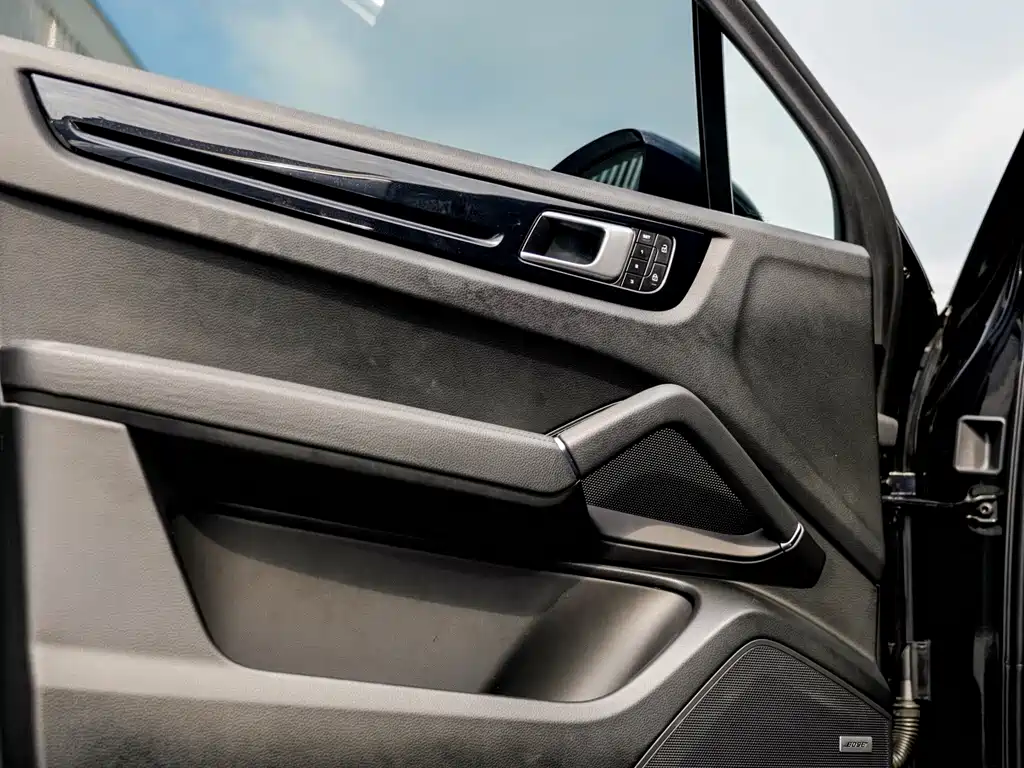 Porsche Cayenne — миниатюра 4