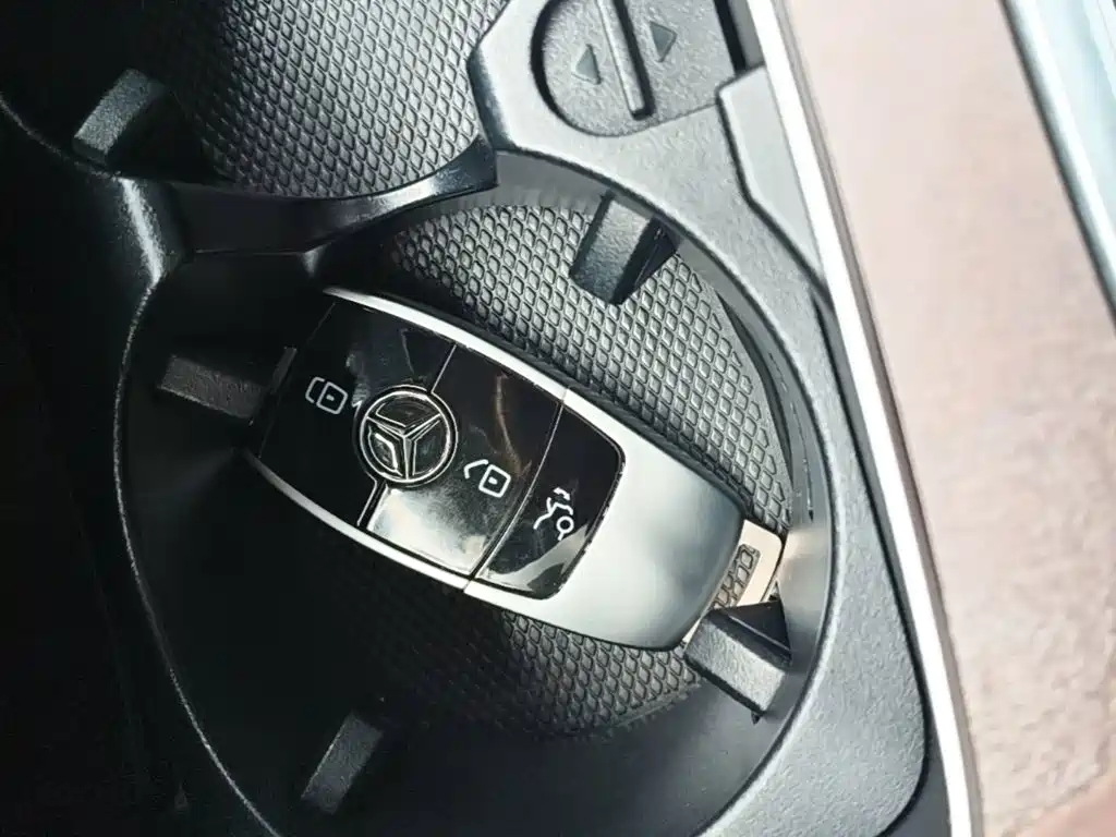 Mercedes-Benz E-Class — миниатюра 9