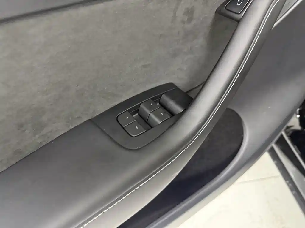 Tesla Model Y — миниатюра 10