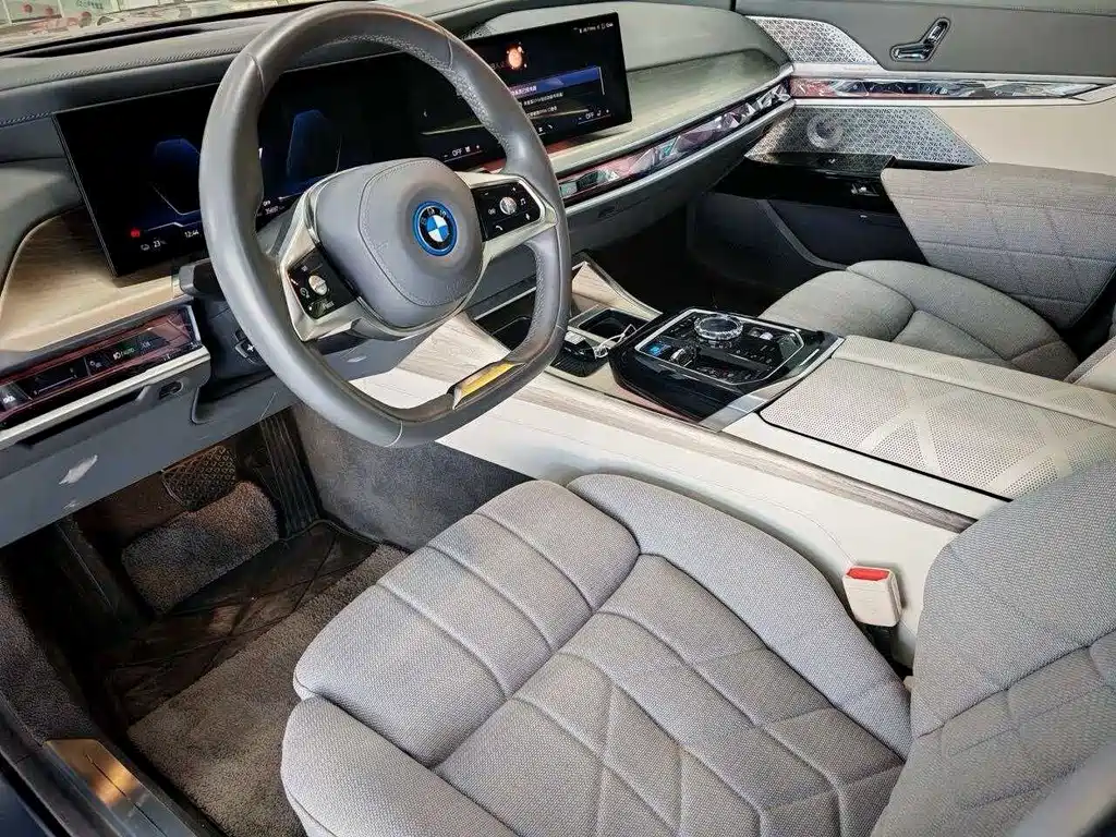 BMW i7 — миниатюра 8