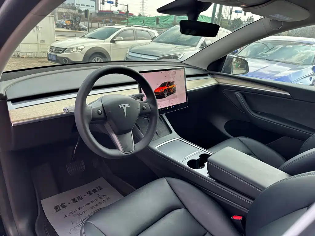 TESLA MODEL Y