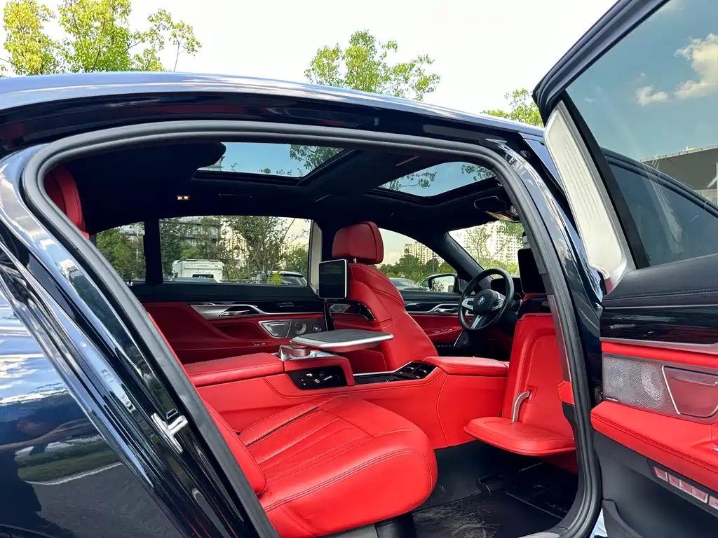 BMW 7 Series — миниатюра 13