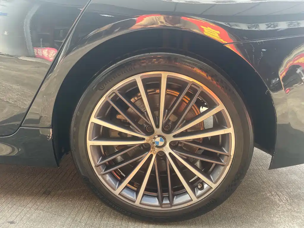 BMW 5 Series — миниатюра 7