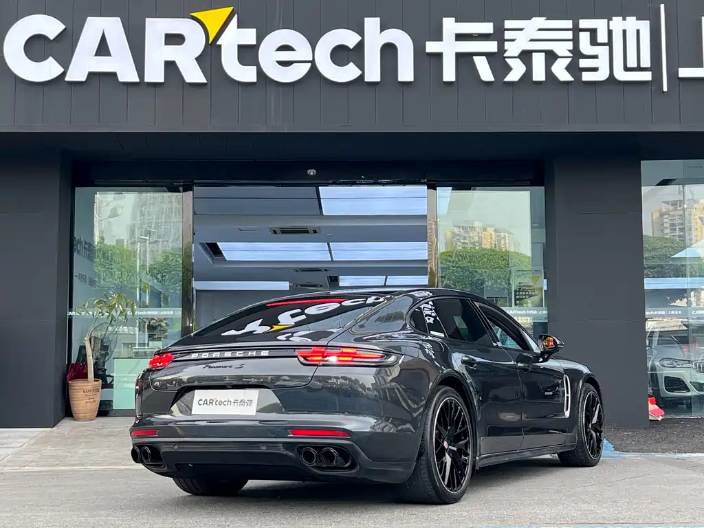 PORSCHE PANAMERA