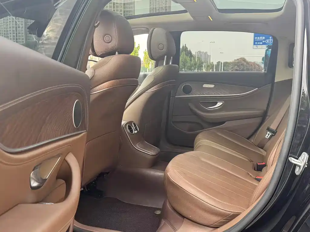 Mercedes-Benz E-Class — миниатюра 6