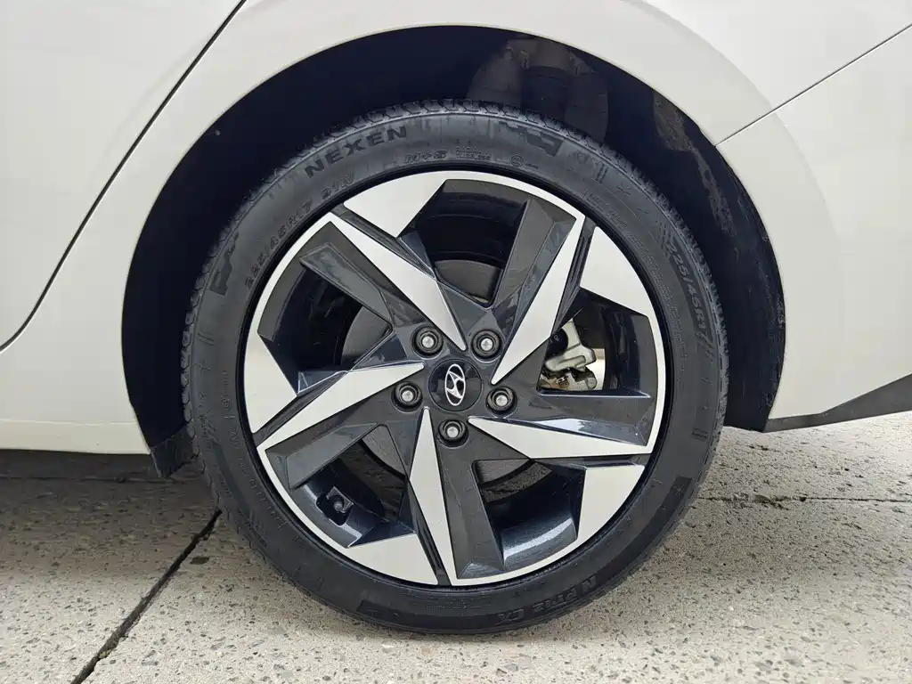 Hyundai Elantra — миниатюра 9