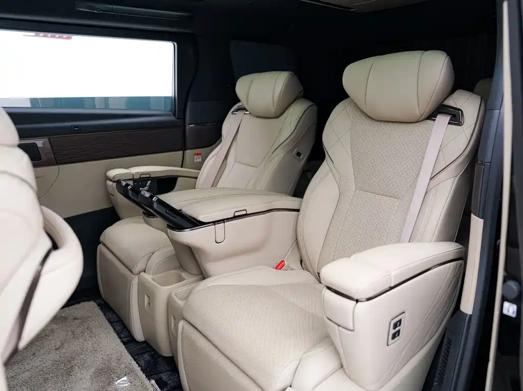 Toyota Alphard — миниатюра 13