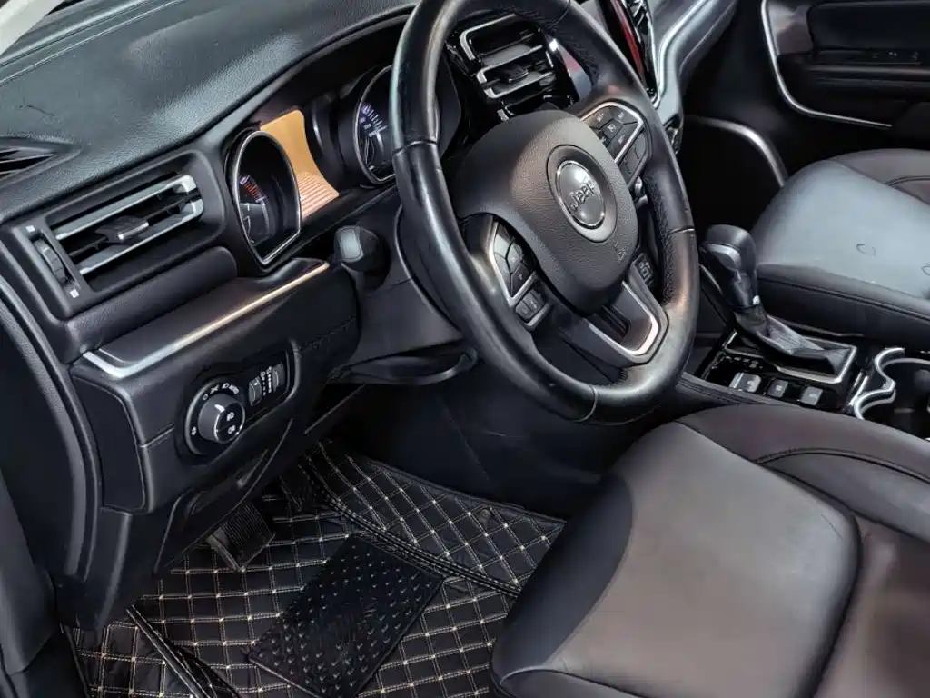 Jeep Commander — миниатюра 8