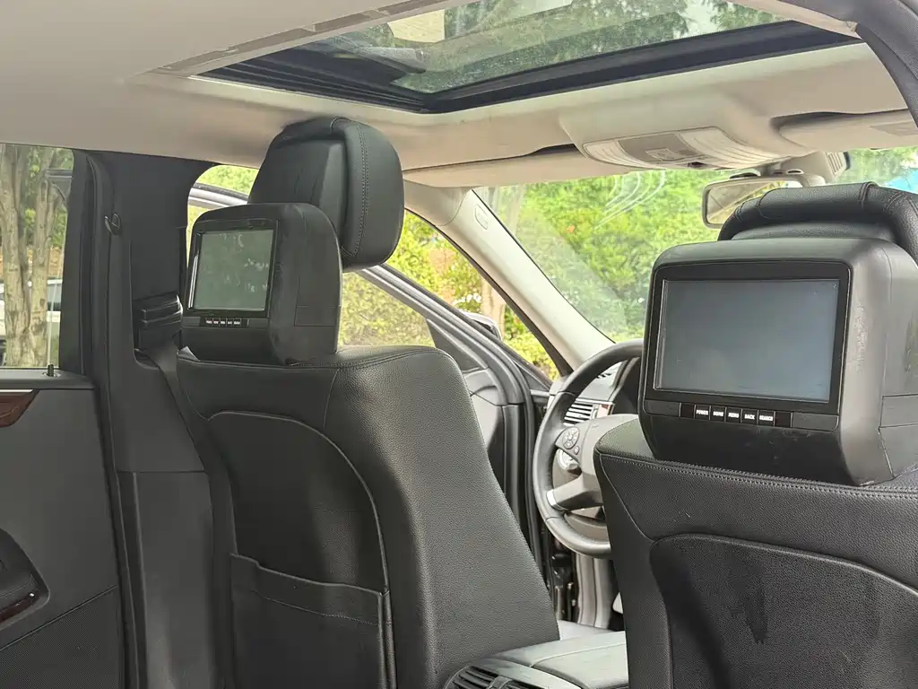 Mercedes-Benz E-Class — миниатюра 13