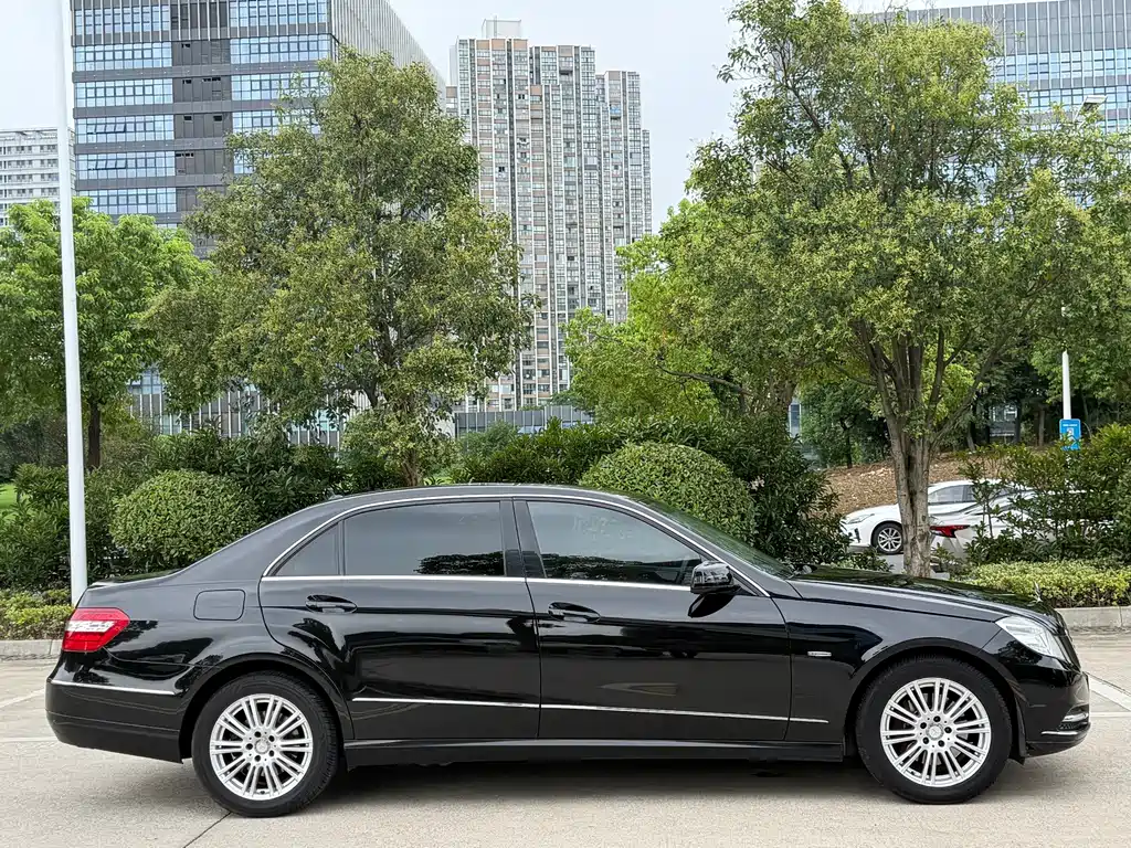 Mercedes-Benz E-Class — миниатюра 7