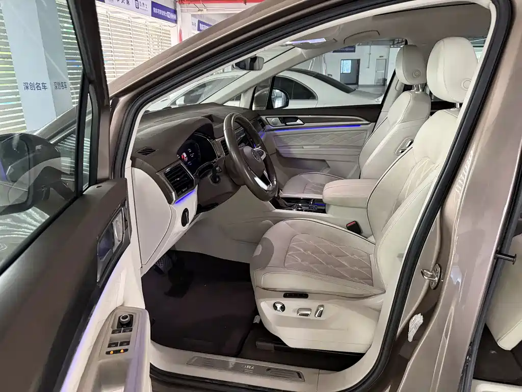 Volkswagen Viloran 380TSI Premium Edition, фото 9