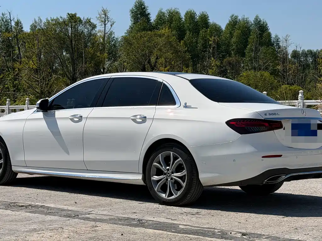 Mercedes-Benz E-Class — миниатюра 6