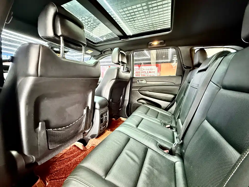 Jeep Grand Cherokee (Import) — миниатюра 10