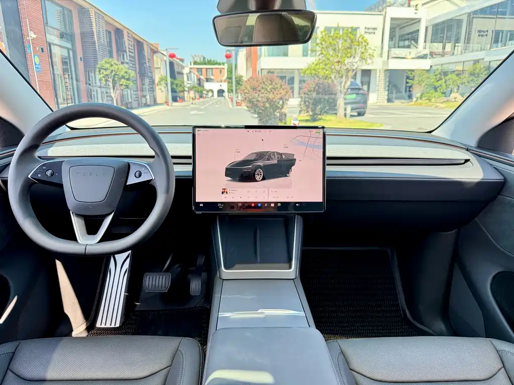 Tesla Model Y — миниатюра 13
