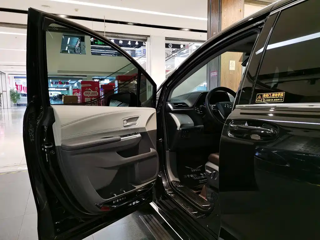 Toyota Sienna — миниатюра 6