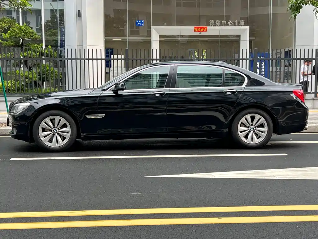 BMW 7 Series — миниатюра 26