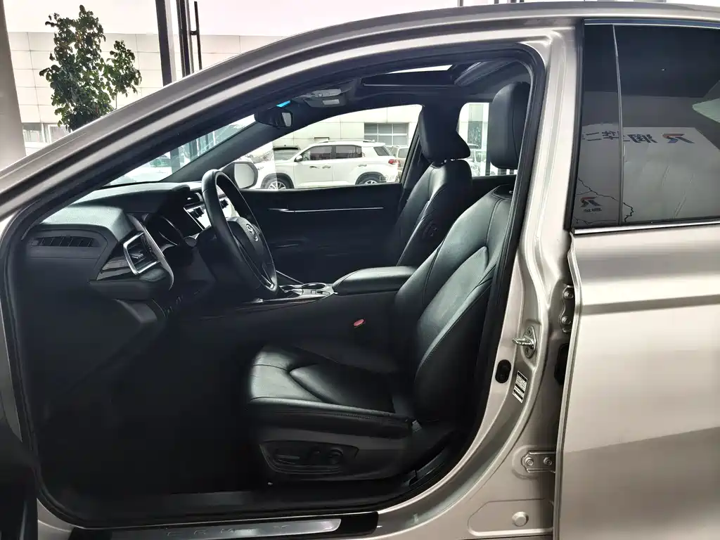 Toyota Camry — миниатюра 6