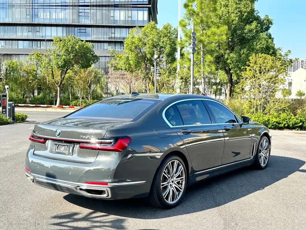 BMW 7 Series — миниатюра 14