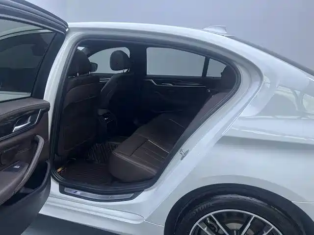BMW 5 Series — миниатюра 9