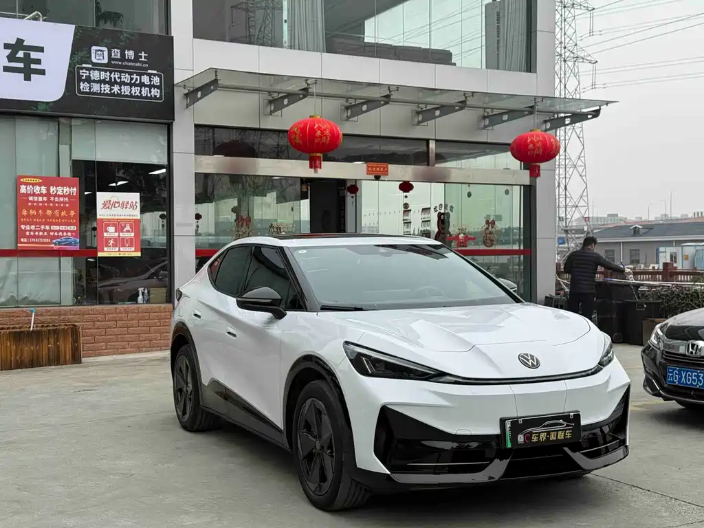 VOLKSWAGEN WITH THE CROWD 06