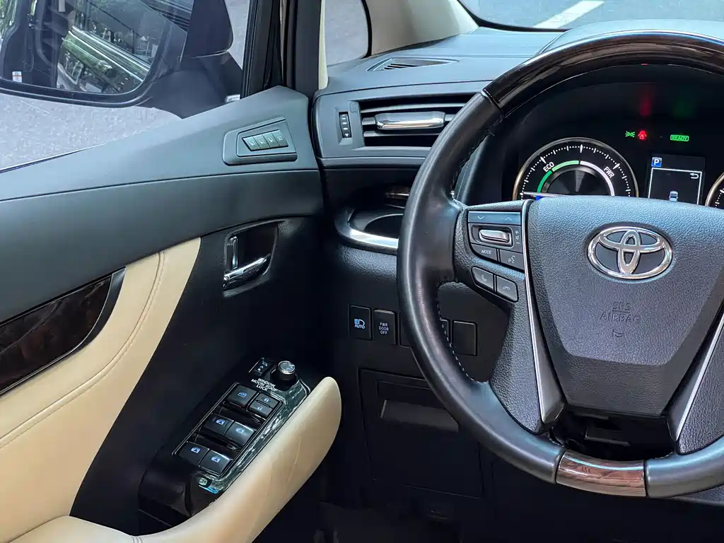 Toyota Alphard — миниатюра 12