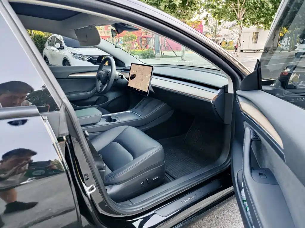 Tesla Model 3 — миниатюра 16