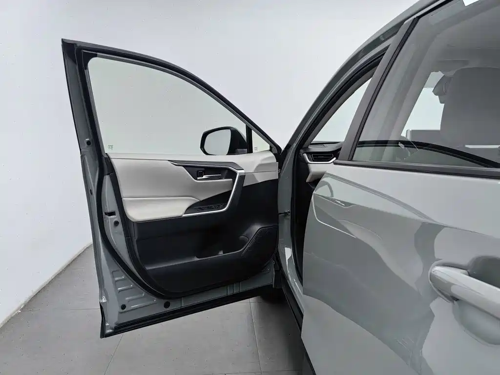 Toyota RAV4 — миниатюра 8