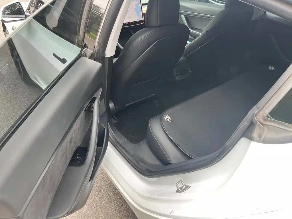 Tesla Model 3 — миниатюра 12