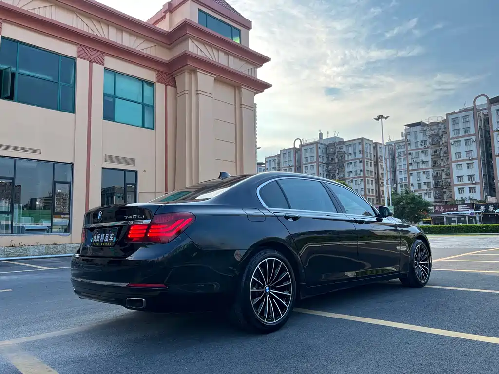 BMW 7 Series — миниатюра 4