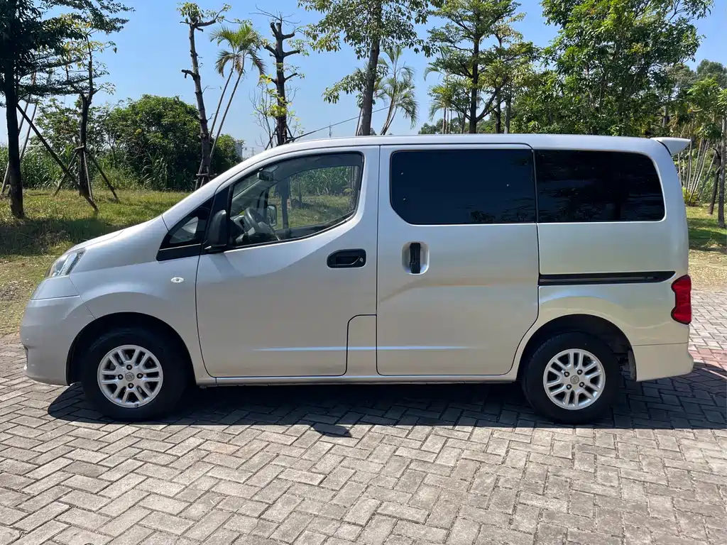 Nissan NV200 — миниатюра 10